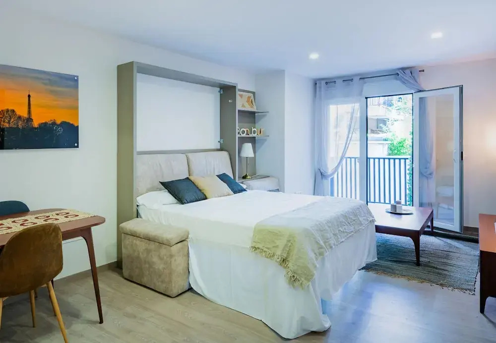 Exclusive quietness in the heart of Madrid with Public Parking, Breakfast, 2 bathrooms