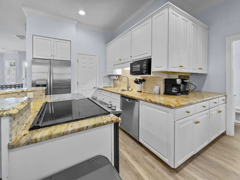 Key Lime Pie 6 Bedroom Home by RedAwning