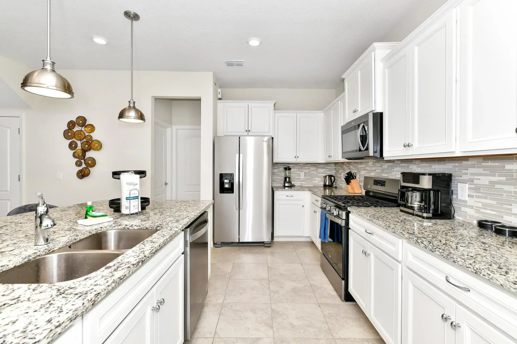 LUXURY NEW 5 BED Single Family With Private Pool, Davenport, US