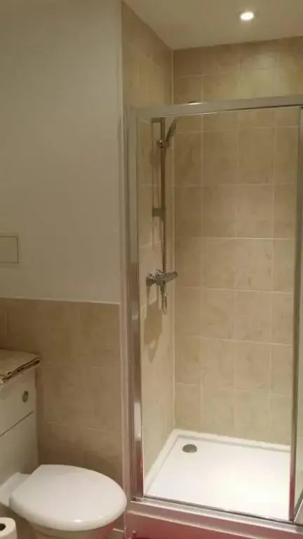 En-suite room, 1Gb fast Wi-Fi, Monitor, Kingsize bed, close Sainsbury's &Wandle PARK