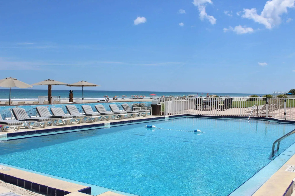 Shoreline Suites & Cabana Cottages - Beachfront