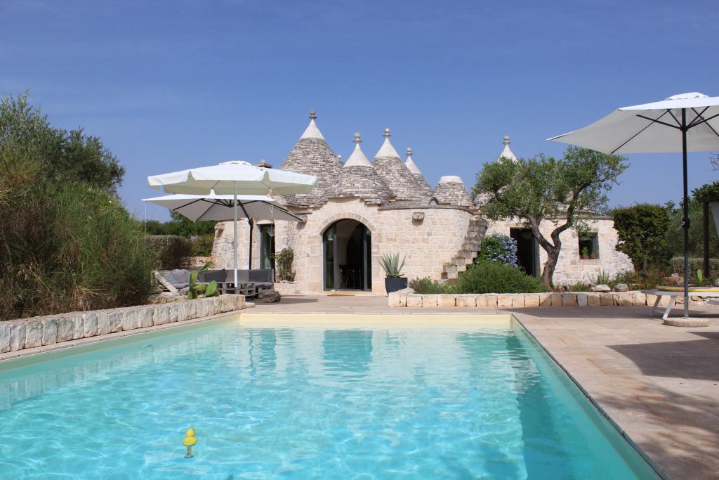 Ostuni,trullo fiabesco con piscina
