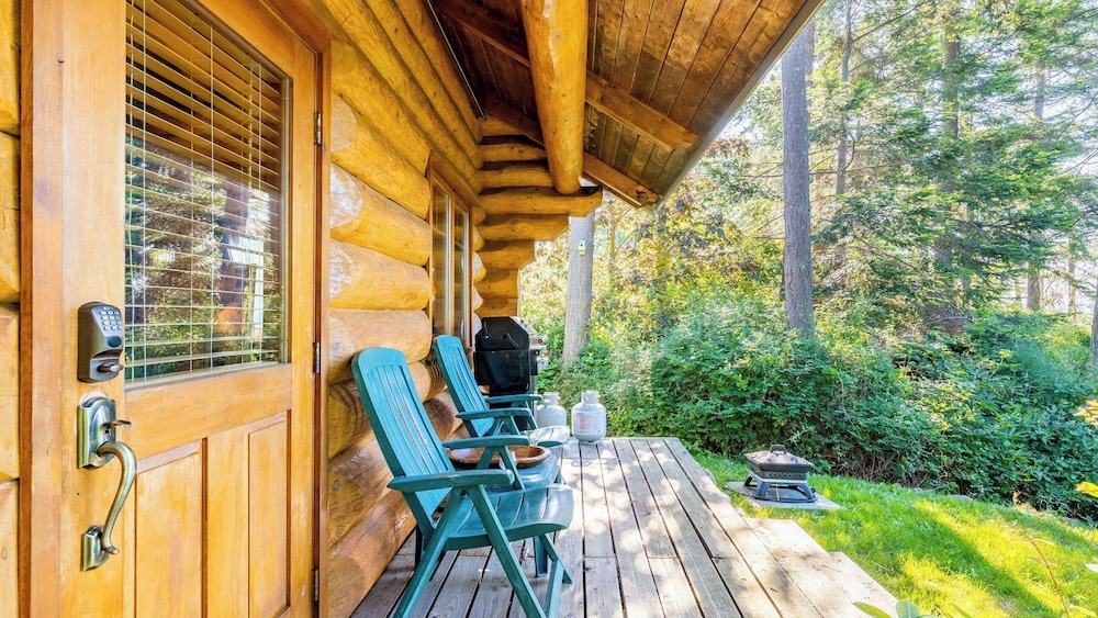 Penn Cove Overlook by Avantstay Cabin w/ Views