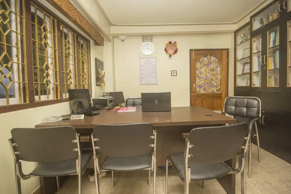 Townhouse OAK Hotel Regal Residency
