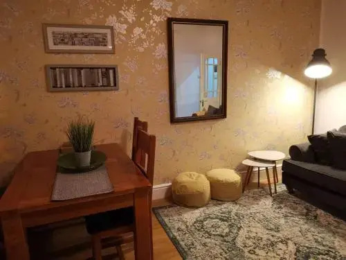 Corner House, Sleeps 8 in 4 Bedrooms, near train station, Great Value