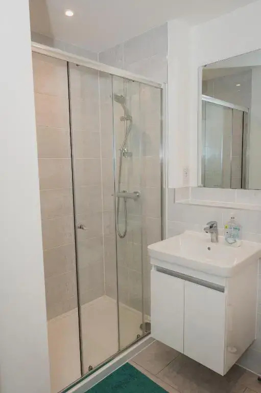 The Bracknell House Modern and Outstanding 3 Bedroom
