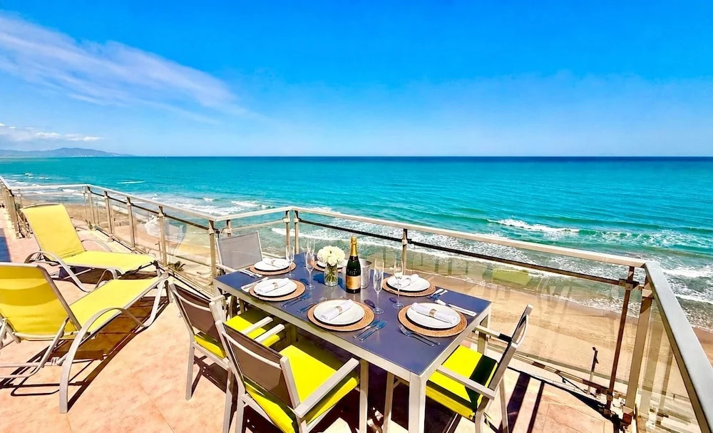 Beachfront Penthouse, 360 Large Private Terrace