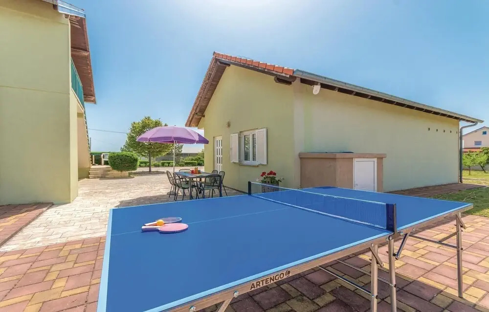 Amazing Home in Lisicic With 4 Bedrooms, Wifi and Outdoor Swimming Pool