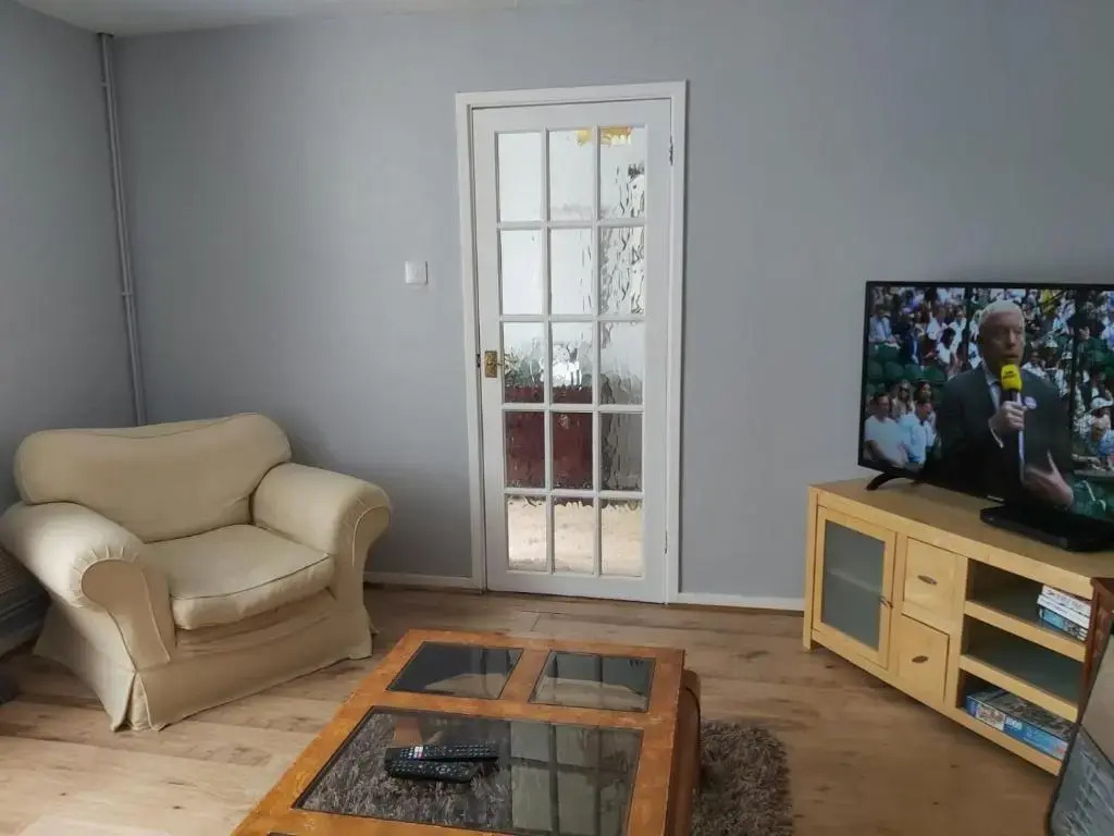 Eddiwick House - Huku Kwetu Dunstable -Spacious 4 Bedroom House - Beds Suitable for Builders and Contractors