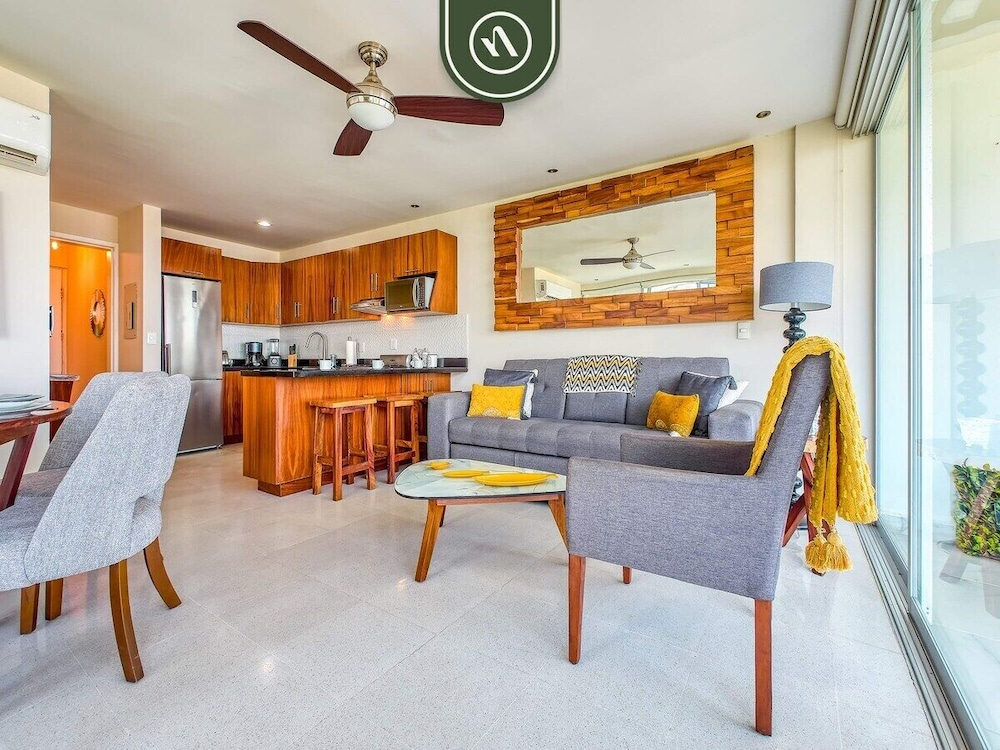 Oceanview 2 BR Condo - Beachclub - Pool - Ocean
