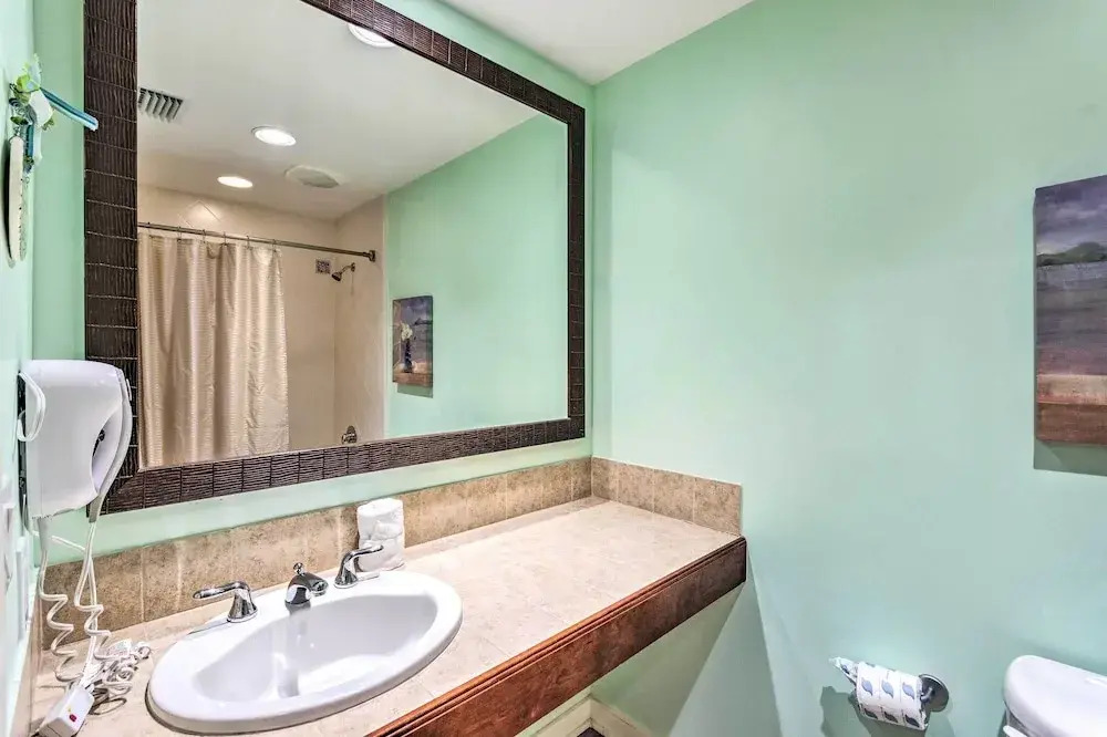 Studio w/ Pool Access - Walk to Miramar Beach!