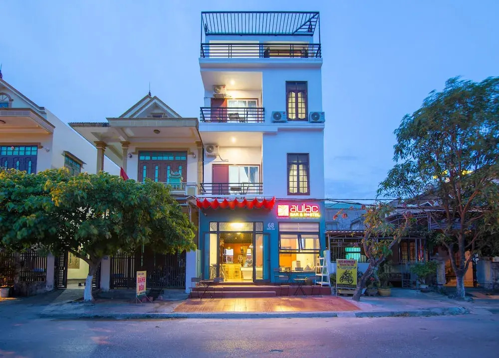Au Lac Bar & Hostel