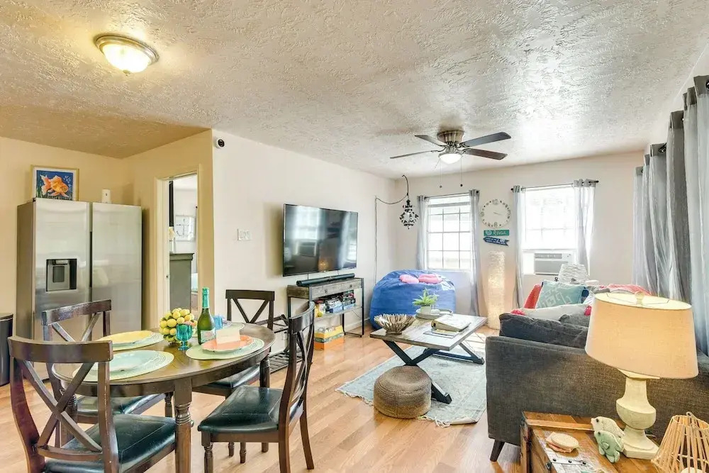 3 Mi to Boardwalk: Bacliff Apartment w/ Hot Tub