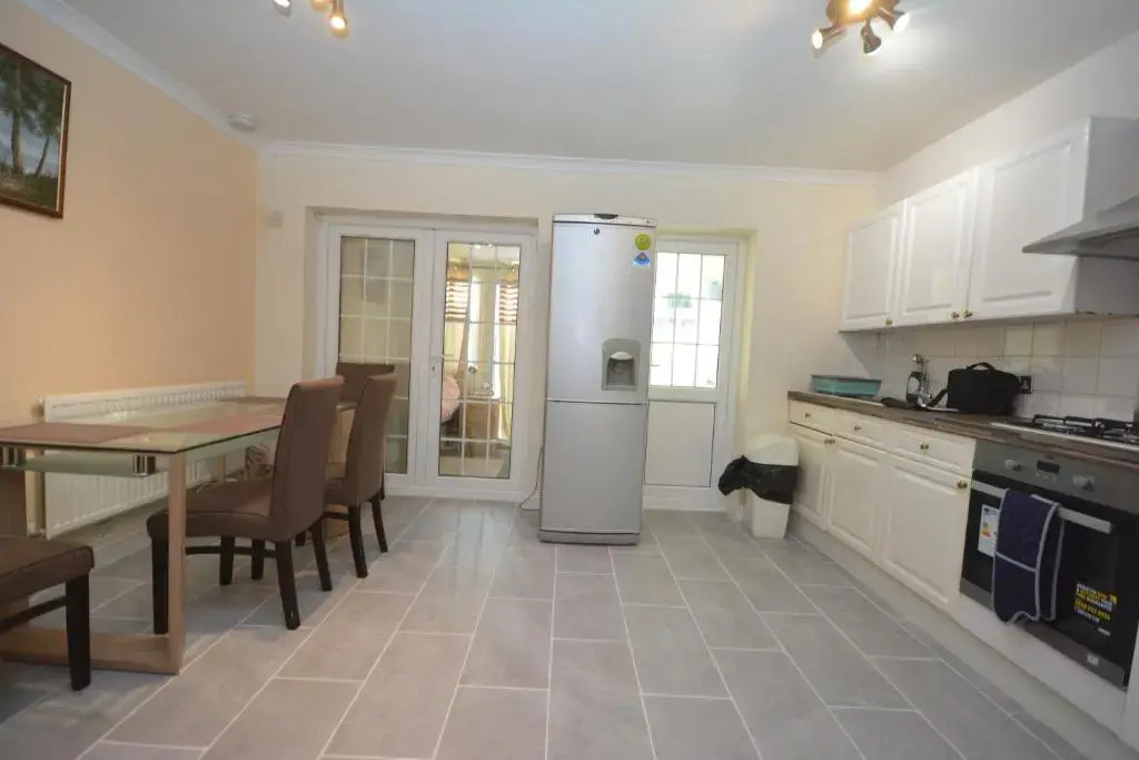 London Luxury 5 Bedroom House 2 min walk to the Tube Station