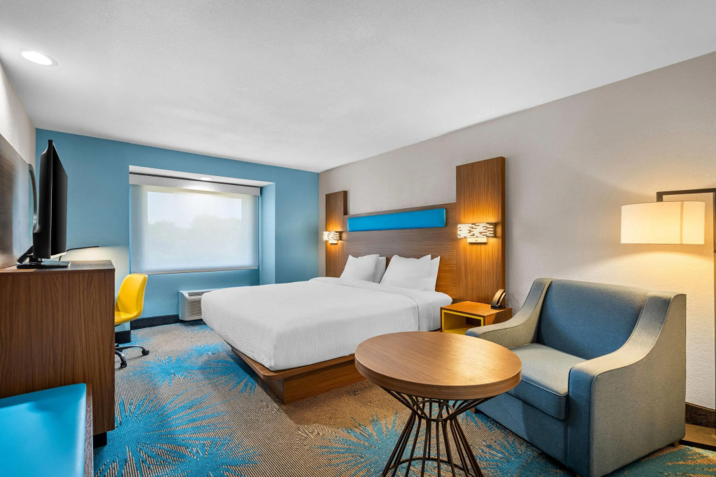 Days Inn & Suites by Wyndham Brandon Amphitheater