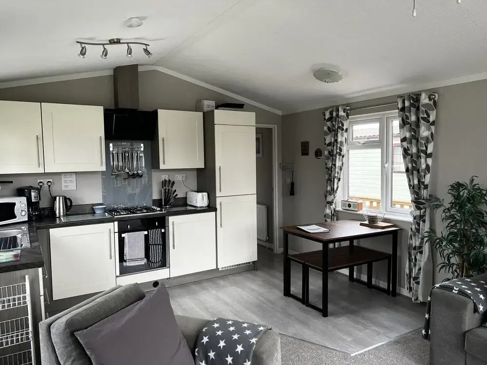 Beautiful and Tranquil Lakeside Lodge - Sleeps 5
