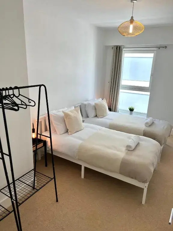 2 Bedroom Serviced Apartment with Free Parking, Wifi & Netflix, Basingstoke