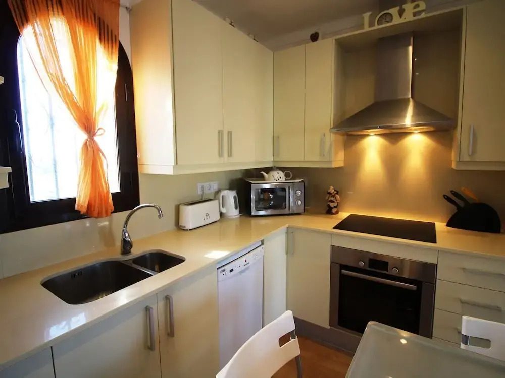 Comely Holiday Home in Empuriabrava With Barbecue