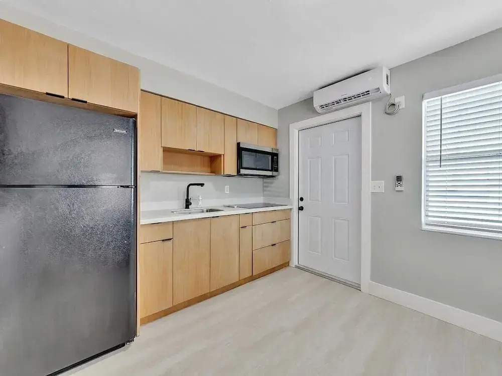 Beachside 1BR Apt Walk to Hollywood & Dania Beach