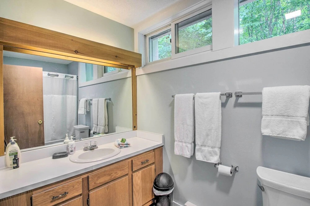 Cozy Lincoln Condo ~ 1 Mi to Loon Mountain!