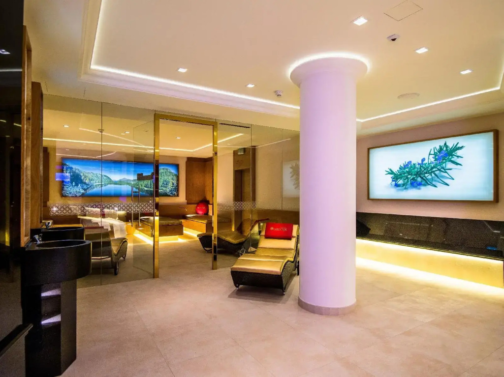 Hotel Norica - Thermenhotels Gastein mit dem Bademantel direkt in die Therme