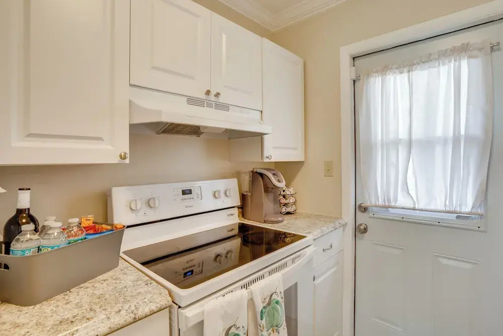 Relax in Hot Tub, Walk to Springs: North Port Home