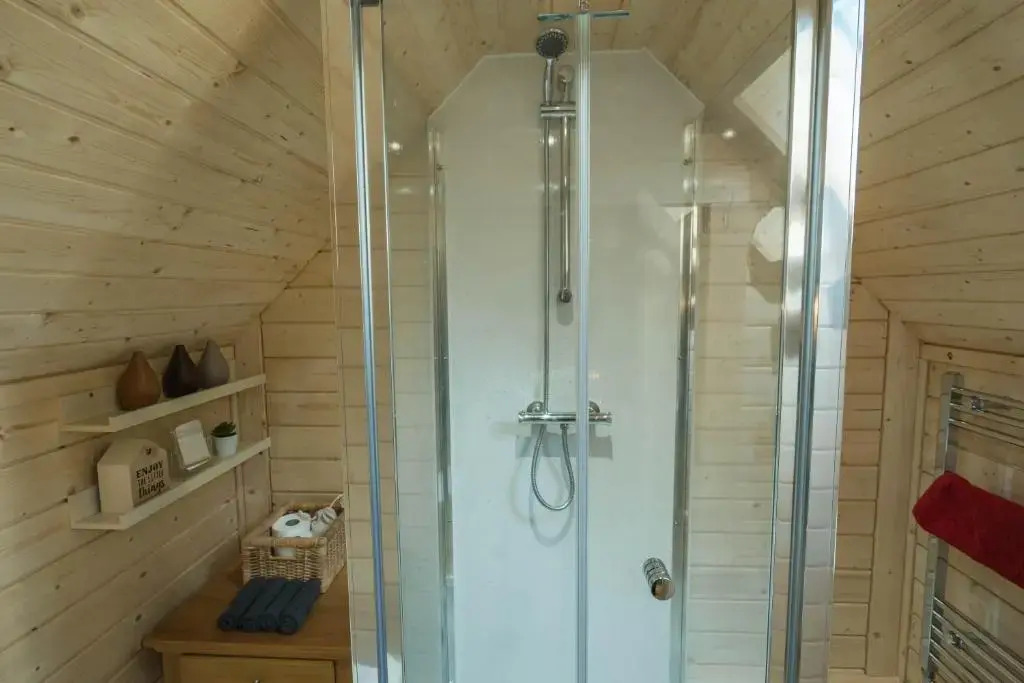 Hobbit Cabin for 2 - Outdoor Bath / Wood Burner