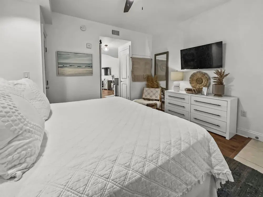 Sea La Vie 1 Bedroom Condo by RedAwning