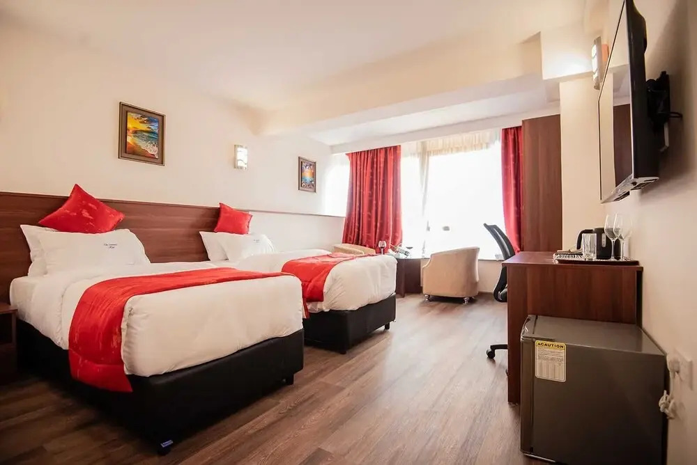 Modern , Spacious King Studio With Kitchenette