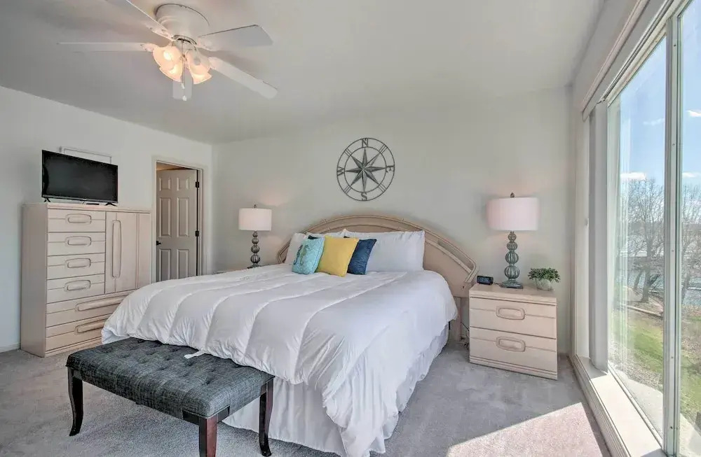 Lake-view Patio, Pool Access! Regatta Bay Condo