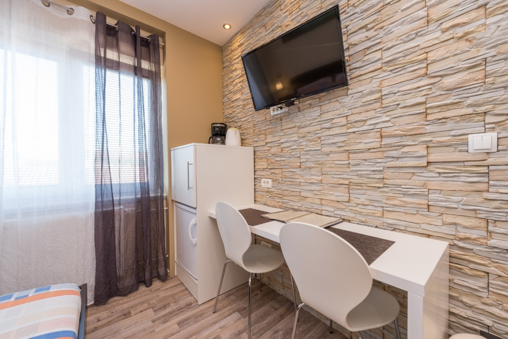 Room Tomo - open pool and pool for children: R1 Sukosan, Zadar riviera
