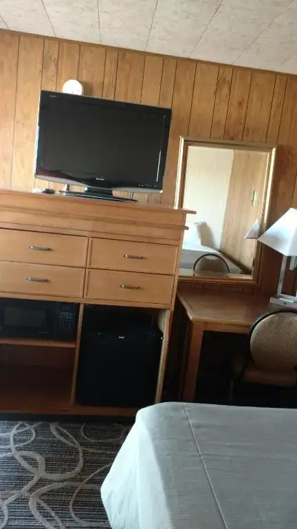 First Inn By OYO Quinter Hwy 70