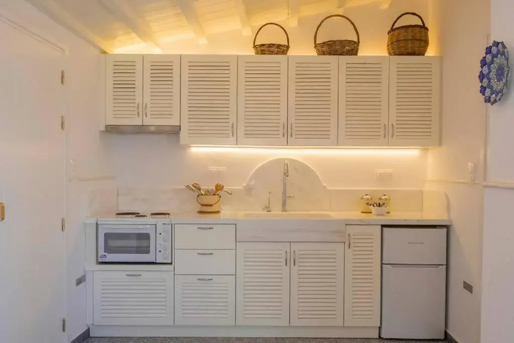 250 metres from the sea an independent tiny house with a yard full of flowers! Spitaki the Little House!