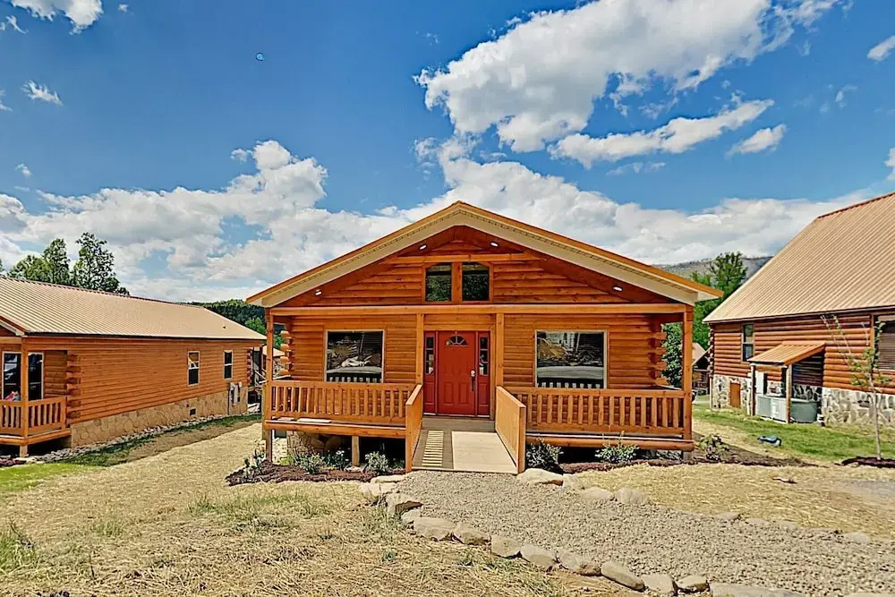Southern Comfort: All-suite Getaway W/ Hot Tub 2 Bedroom Cabin