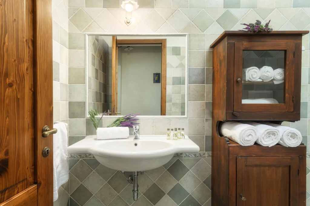 Independent Accommodation with WIFI, private pool, A/C, pets allowed, parking, close to Cortona-La Meridiana
