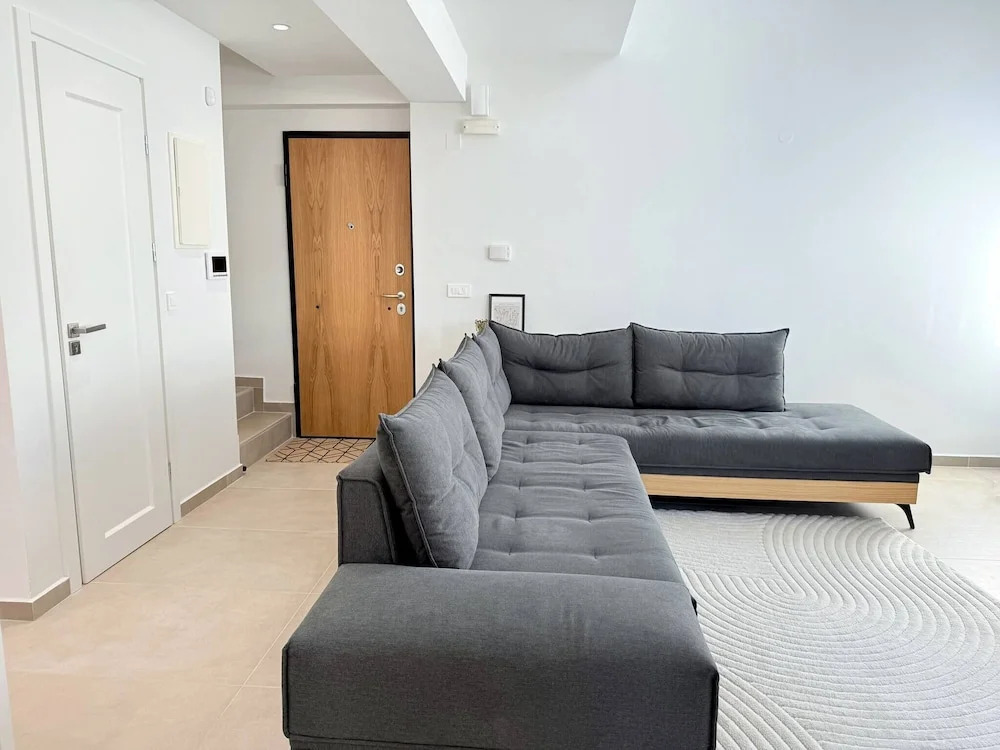 Azure Loft - 3min Walk to Beach, 10min to Old Town
