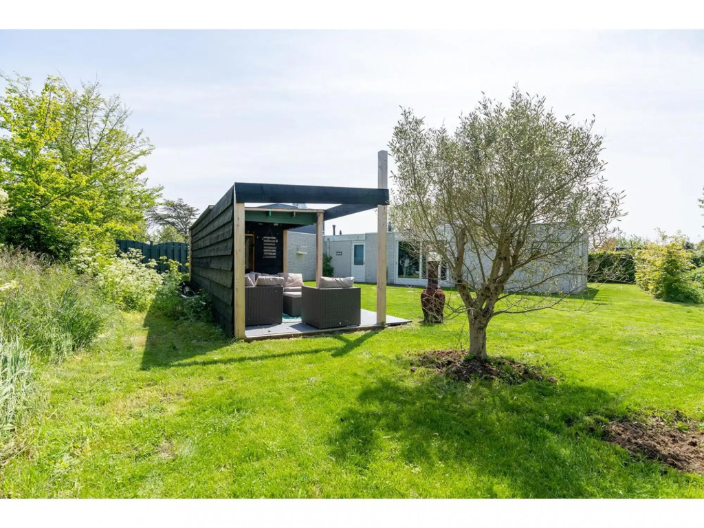 Bungalow in the child-friendly park De Klepperstee near the beach