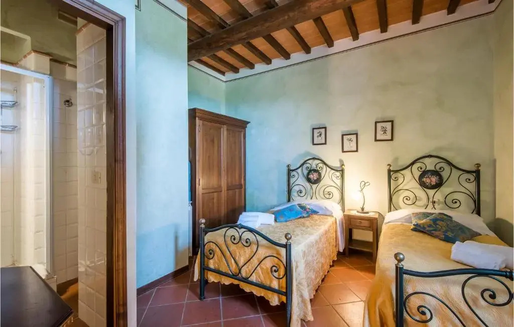 Beautiful apartment in Montaione with Outdoor swimming pool, WiFi and 2 Bedrooms