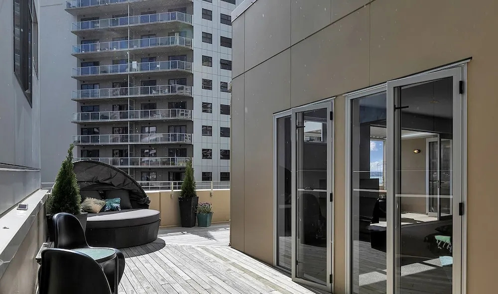 QV Executive Penthouse with Parking - 782
