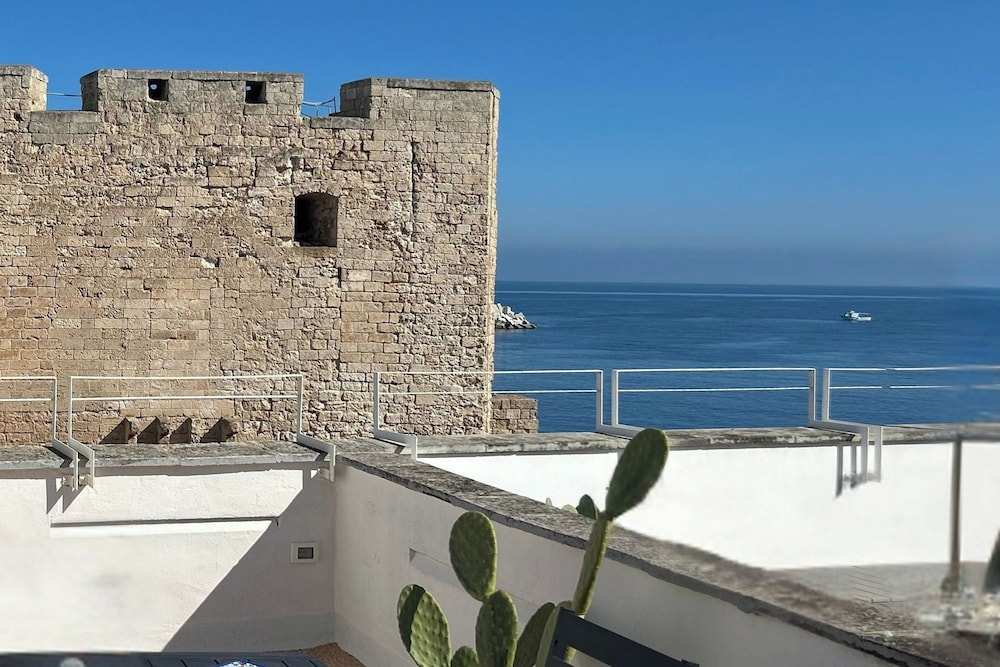 Seafront Apartments by Carlo V Castle, Monopoli Old Town - HelloAPULIA Al Castello di Amec