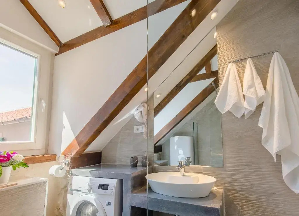 Luxury Apt Petra in 400 year old stone house 4+2