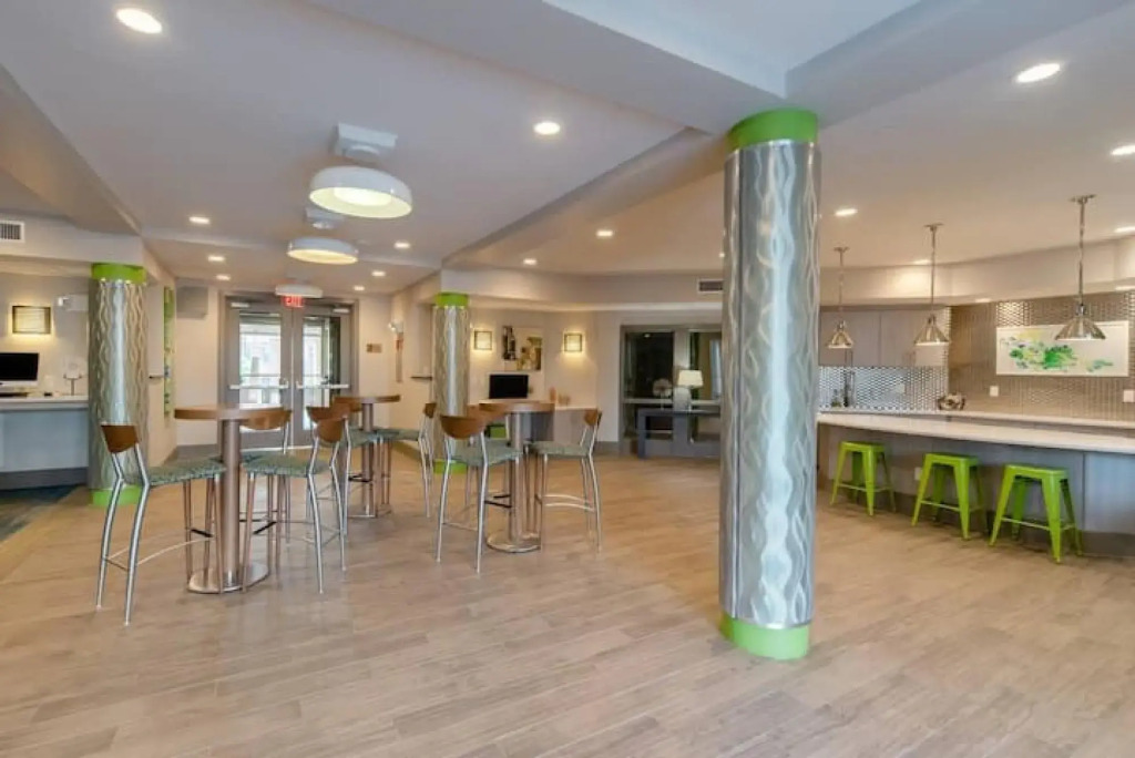 2 Bedroom Apartment with Large Patio, Hammocks