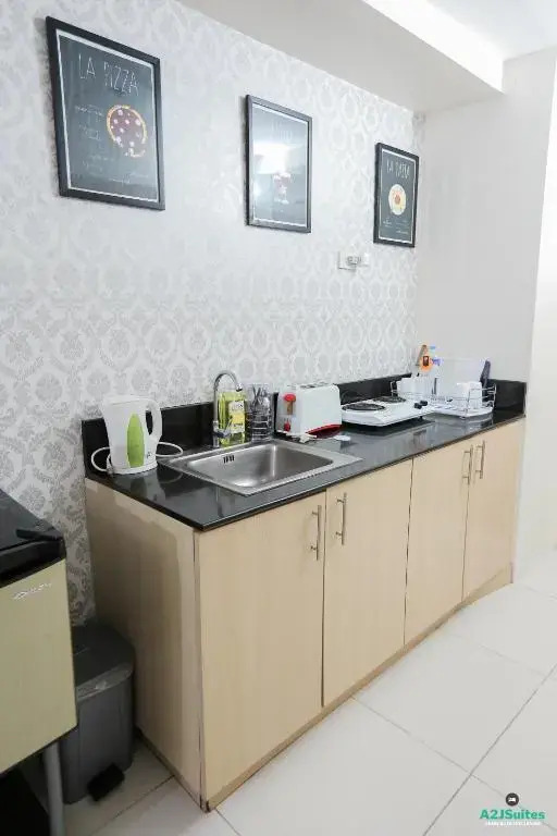 A2JSuites Bedroom Taal View Luxury Smart Home Suite Near Skyranch