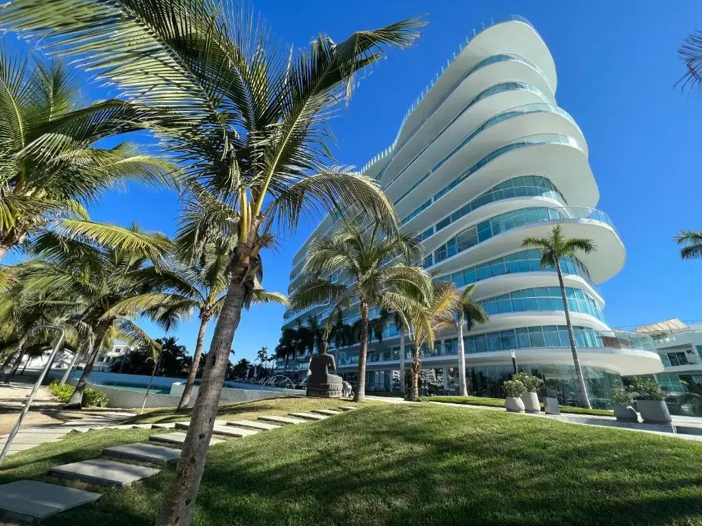 Maritima playa by Peninsula