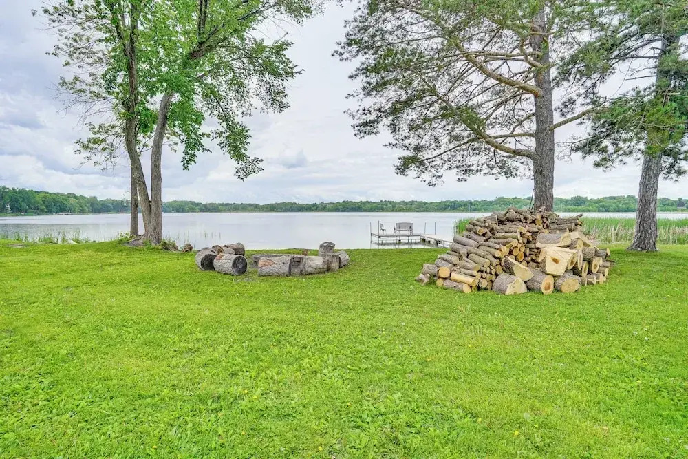 Lakefront Mound Getaway: Near Snowmobiling Trails!