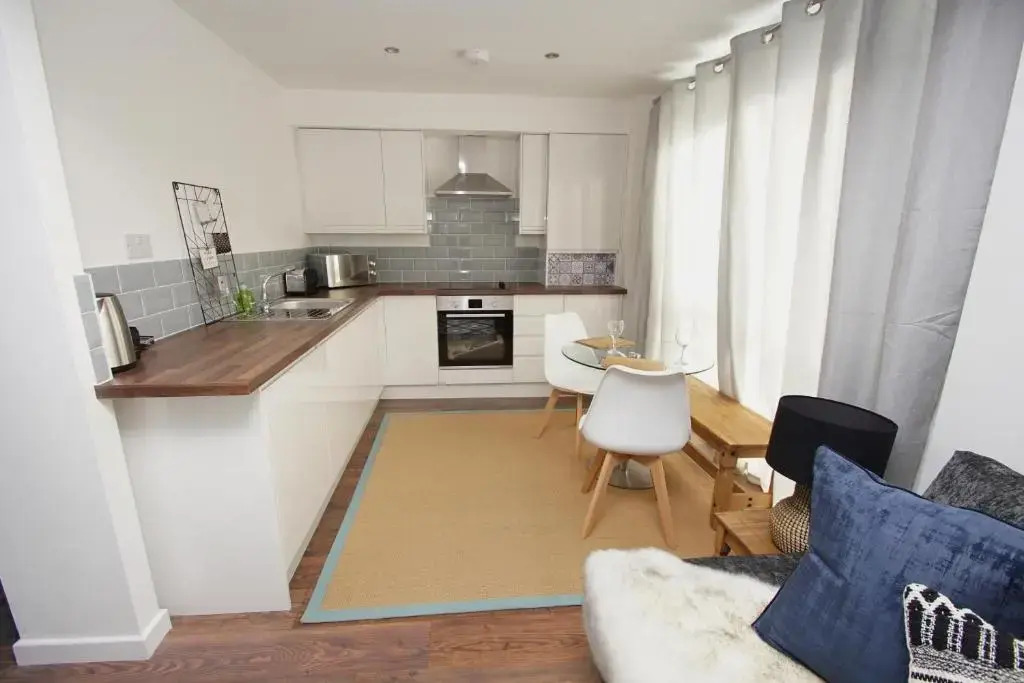Air Host and Stay - Apartment 3 Broadhurst Court sleeps 4 minutes from town centre