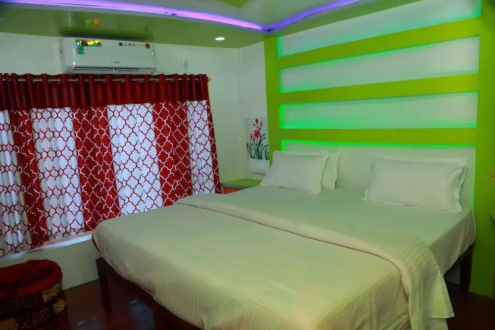 Sreekrishna Houseboat