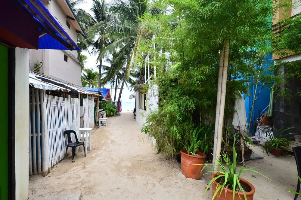 ZEN Rooms Station 1 White Beach