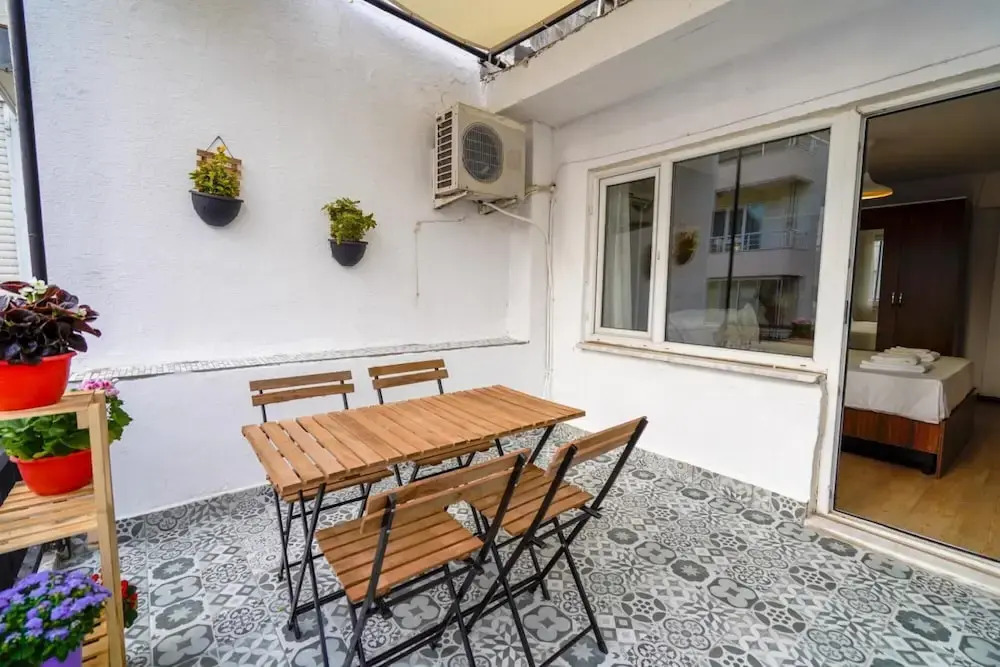Central Flat with Balcony and Terrace in Muratpasa
