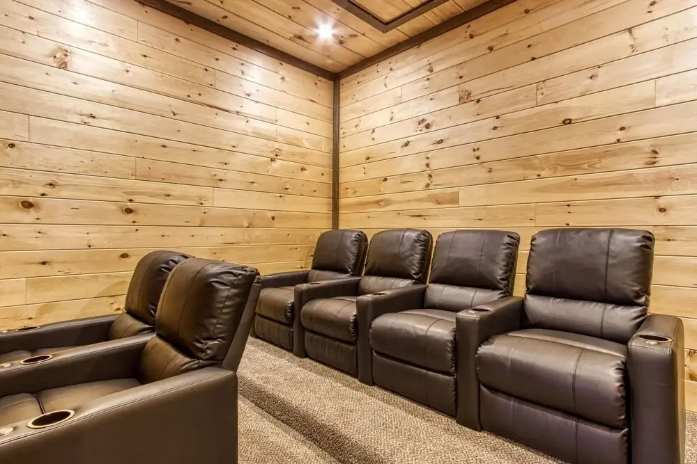 ERN823 - EAGLE FALLS - GREAT LOCATION WITH PRIVATE HEATED INDOOR POOL! CLOSE TO TOWN! cabin